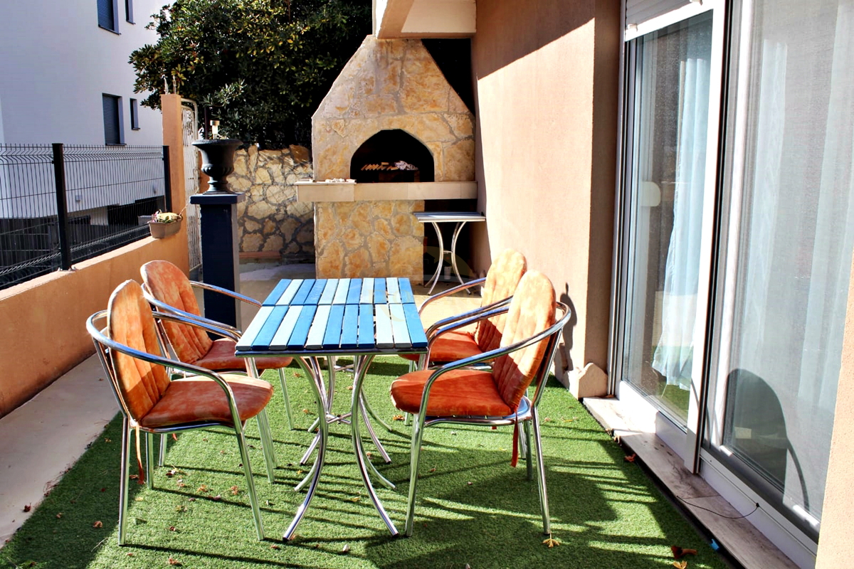 Appartamento al piano terra con terrazza e posto auto in garage